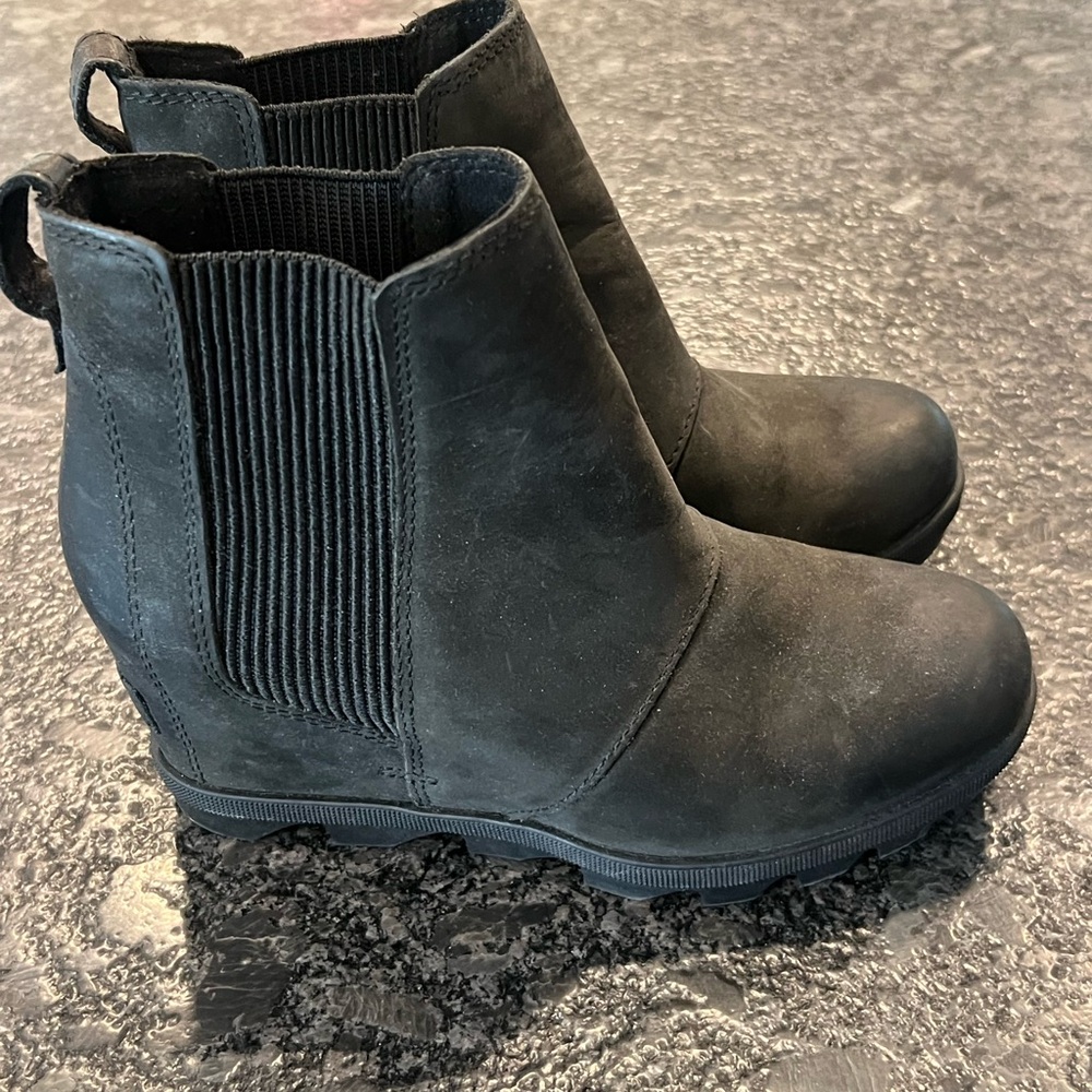 Sorel waterproof wedge boot. Size 6, some signs of gentle wear and tear
